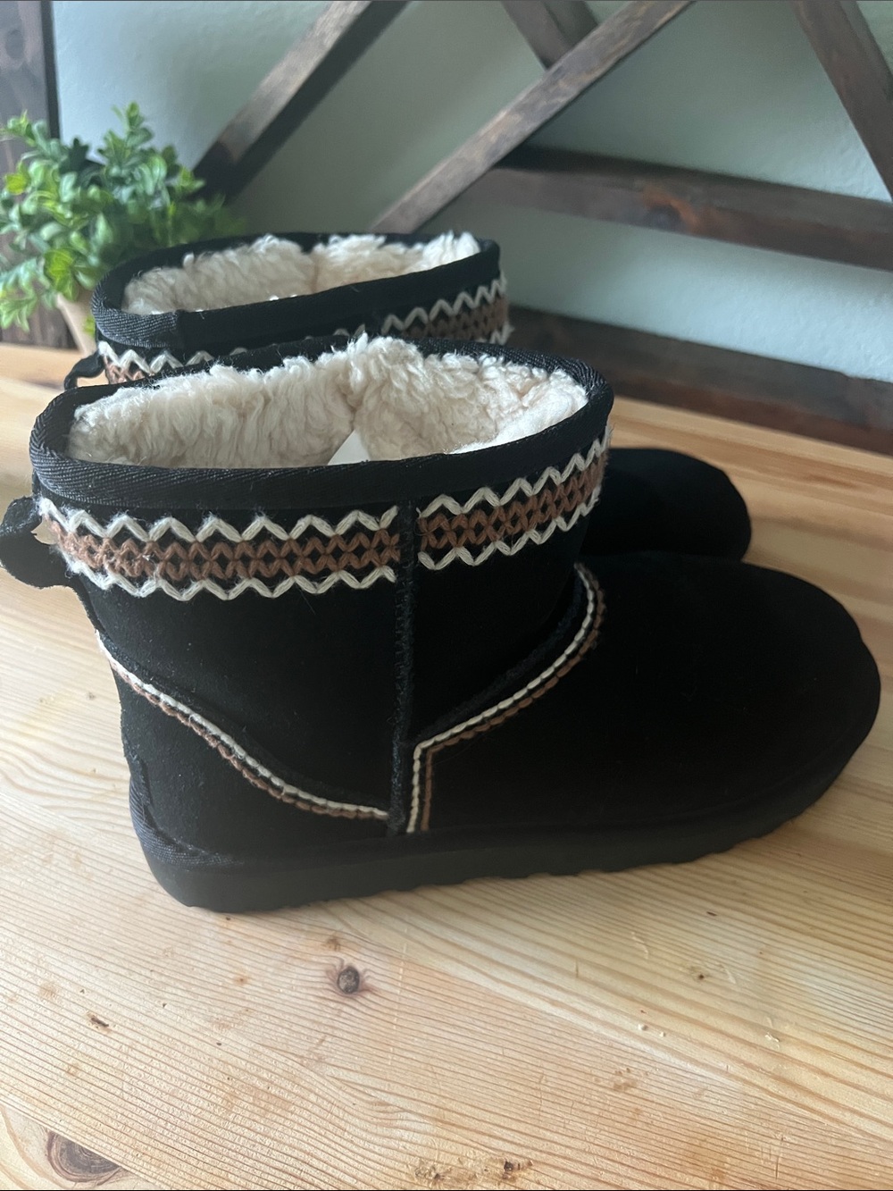 Ugg Mini Atherson Size 9